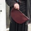 Leder Clutch für Damen mit Reißverschluss und Lederbändchen, große Kosmetiktasche, Innentasche bordeaux oxblood, circa 21x31cm. Halbkreisförmige Clutch aus Büffelleder. Passend als herausnehmbare Innentasche für große Hobo Bags, Shopper und Schultertaschen.