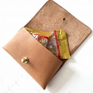 Kartenetui Leder Visitenkarten Etui für Damen und Herren mit Deckel und Messing-Knopf für viele EC Karten, Geld oder Schlüssel. Mini Geldbörse handgenäht, ca. 11x7x1,5 cm groß. Personalisierung mit Prägung möglich. Etui aus dickem Leder, robust. In beige mit vintage Charakter.