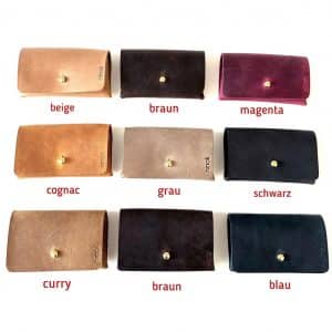 Kartenetui Leder Visitenkarten Etui für Damen und Herren mit Deckel und Messing-Knopf für viele EC Karten, Geld oder Schlüssel. Mini Geldbörse handgenäht, ca. 11x7x1,5 cm groß. Personalisierung mit Prägung möglich. Etui aus dickem Leder, robust. In schwarz, braun, cognac, grau, magenta lila, beige hellbraun, curry, blau mit vintage Charakter.