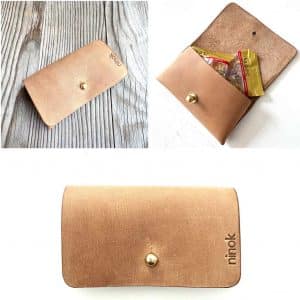 Kartenetui Leder Visitenkarten Etui für Damen und Herren mit Deckel und Messing-Knopf für viele EC Karten, Geld oder Schlüssel. Mini Geldbörse handgenäht, ca. 11x7x1,5 cm groß. Personalisierung mit Prägung möglich. Etui aus dickem Leder, robust. In beige nature mit vintage Charakter. Kleine Geschenke.