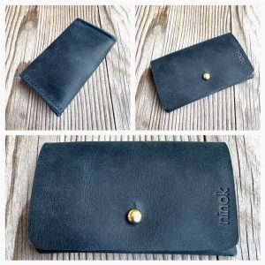 Kartenetui Leder Visitenkarten Etui für Damen und Herren mit Deckel und Messing-Knopf für viele EC Karten, Geld oder Schlüssel. Mini Geldbörse handgenäht, ca. 11x7x1,5 cm groß. Personalisierung mit Prägung möglich. Etui aus dickem Leder, robust. In dunkelblau mit vintage Charakter. Kleine Geschenkidee.