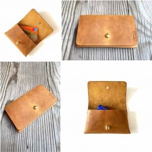 Kartenetui Leder Visitenkarten Etui für Damen und Herren mit Deckel und Messing-Knopf für viele EC Karten, Geld oder Schlüssel. Mini Geldbörse handgenäht, ca. 11x7x1,5 cm groß. Personalisierung mit Prägung möglich. Etui aus dickem Leder, robust. In cognac-braun mit vintage Charakter. Geschenkidee.