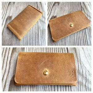 Kartenetui Leder Visitenkarten Etui für Damen und Herren mit Deckel und Messing-Knopf für viele EC Karten, Geld oder Schlüssel. Mini Geldbörse handgenäht, ca. 11x7x1,5 cm groß. Personalisierung mit Prägung möglich. Etui aus dickem Leder, robust. In curry-braun mit vintage Charakter.