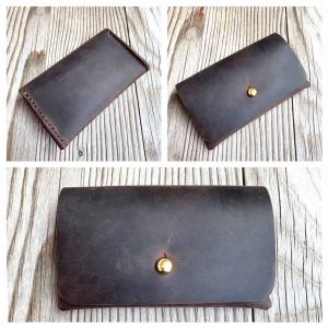 Kartenetui Leder Visitenkarten Etui für Damen und Herren mit Deckel und Messing-Knopf für viele EC Karten, Geld oder Schlüssel. Mini Geldbörse handgenäht, ca. 11x7x1,5 cm groß. Personalisierung mit Prägung möglich. Etui aus dickem Leder, robust. In dunkelbraun schoko mit vintage Charakter.