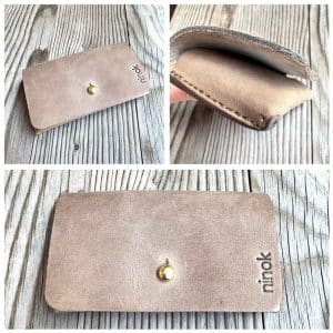 Kartenetui Leder Visitenkarten Etui für Damen und Herren mit Deckel und Messing-Knopf für viele EC Karten, Geld oder Schlüssel. Mini Geldbörse handgenäht, ca. 11x7x1,5 cm groß. Personalisierung mit Prägung möglich. Etui aus dickem Leder, robust. In schlammgrau mit vintage Charakter.