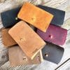 Kartenetui Leder Visitenkarten Etui für Damen und Herren mit Deckel und Messing-Knopf für viele EC Karten, Geld oder Schlüssel. Mini Geldbörse handgenäht, ca. 11x7x1,5 cm groß. Personalisierung mit Prägung möglich. Etui aus dickem Leder, robust. In schwarz, braun, cognac, grau, magenta lila, beige hellbraun, curry, blau mit vintage Charakter.