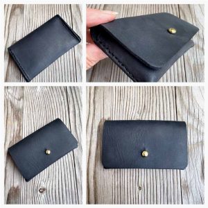 Kartenetui Leder Visitenkarten Etui für Damen und Herren mit Deckel und Messing-Knopf für viele EC Karten, Geld oder Schlüssel. Mini Geldbörse handgenäht, ca. 11x7x1,5 cm groß. Personalisierung mit Prägung möglich. Etui aus dickem Leder, robust. In schwarz mit vintage Charakter. Kleine Geschenkidee.