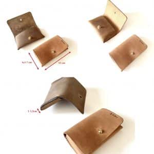 Kartenetui Leder Visitenkarten Etui für Damen und Herren mit Deckel und Messing-Knopf für viele EC Karten, Geld oder Schlüssel. Mini Geldbörse handgenäht, ca. 11x7x1,5 cm groß. Personalisierung mit Prägung möglich. Etui aus dickem Leder, robust. In Naturfarben grau, beige, hellbraun curry, mit vintage Charakter.