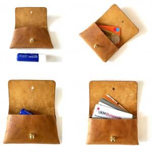 Kartenetui Leder Visitenkarten Etui für Damen und Herren mit Deckel und Messing-Knopf für viele EC Karten, Geld oder Schlüssel. Mini Geldbörse handgenäht, ca. 11x7x1,5 cm groß. Personalisierung mit Prägung möglich. Etui aus dickem Leder, robust. In cognac-braun mit vintage Charakter.