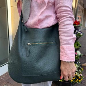 Grüne Ledertasche Damen Hobo Bag mit Reißverschluss. SchGrüne Ledertasche Damen Hobo Bag mit Reißverschluss. Schultertasche oder crossbody nach Wahl. Mittelgroße, dunkelgrüne Tasche mit jeweils einem Innenfach und Außenfach. Auch in Wunschfarbe verfügbar. Schultertasche oder crossbody nach Wahl. Mittelgroße, dunkelgrüne Tasche mit jeweils einem Innenfach und Außenfach. Auch in Wunschfarbe verfügbar.