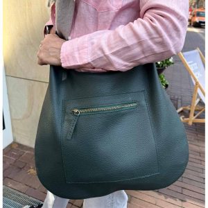 Grüne Ledertasche Damen Hobo Bag mit Reißverschluss. SchGrüne Ledertasche Damen Hobo Bag mit Reißverschluss. Schultertasche oder crossbody nach Wahl. Mittelgroße, dunkelgrüne Tasche mit jeweils einem Innenfach und Außenfach. Auch in Wunschfarbe verfügbar. Schultertasche oder crossbody nach Wahl. Mittelgroße, dunkelgrüne Tasche mit jeweils einem Innenfach und Außenfach. Auch in Wunschfarbe verfügbar.