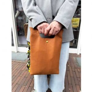 Handtasche Leder Tote Bag mit Ausschnittgriff. Ledertasche für Damen in cognacbraun aus weichem, soften, dicken Rindleder. Crossbody mit abnehmbarem Riemen. Umhängetasche mit Innenfach und Druckknopfverschluss. Handgefertigte Tasche, in 2 Größen verfügbar.