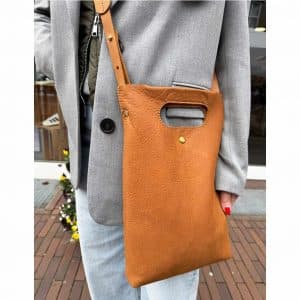 Handtasche Leder Tote Bag crossbody und mit Ausschnittgriff. Ledertasche für Damen in cognacbraun aus weichem, soften, dicken Rindleder. Crossbody mit abnehmbarem Riemen. Umhängetasche mit Innenfach und Druckknopfverschluss. Handgefertigte Tasche, in 2 Größen verfügbar.