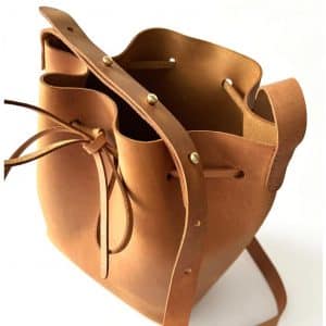 Bucket bag Leder Beuteltasche cognac braun große Beuteltasche mit Zug 29x22x13cm. Beliebte Damentasche für jeden Tag, robust, minimalistisch und schick. Praktische Größe und verstellbarer Schulterriemen. Handgenähte cognacfarbene Umhängetasche. Optional mit einem Schlüsselband. Auf Wunsch personalisieren wir diese Tasche mit Initialen oder Namen.