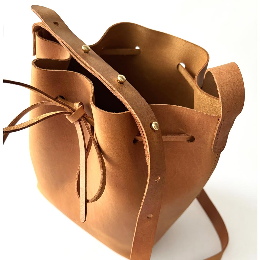 Bucket bag Leder Beuteltasche cognac braun große Beuteltasche mit Zug 29x22x13cm. Beliebte Damentasche für jeden Tag, robust, minimalistisch und schick. Praktische Größe und verstellbarer Schulterriemen. Handgenähte cognacfarbene Umhängetasche. Optional mit einem Schlüsselband. Auf Wunsch personalisieren wir diese Tasche mit Initialen oder Namen.