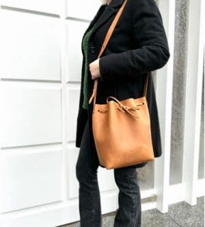 Bucket bag Leder Beuteltasche cognac braun große Beuteltasche mit Zug 29x22x13cm. Beliebte Damentasche für jeden Tag, robust, minimalistisch und schick. Praktische Größe und verstellbarer Schulterriemen. Handgenähte cognacfarbene Umhängetasche. Optional mit einem Schlüsselband. Auf Wunsch personalisieren wir diese Tasche mit Initialen oder Namen.