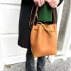 Bucket bag Leder Beuteltasche cognac braun große Beuteltasche mit Zug 29x22x13cm. Beliebte Damentasche für jeden Tag, robust, minimalistisch und schick. Praktische Größe und verstellbarer Schulterriemen. Handgenähte cognacfarbene Umhängetasche. Optional mit einem Schlüsselband. Auf Wunsch personalisieren wir diese Tasche mit Initialen oder Namen.