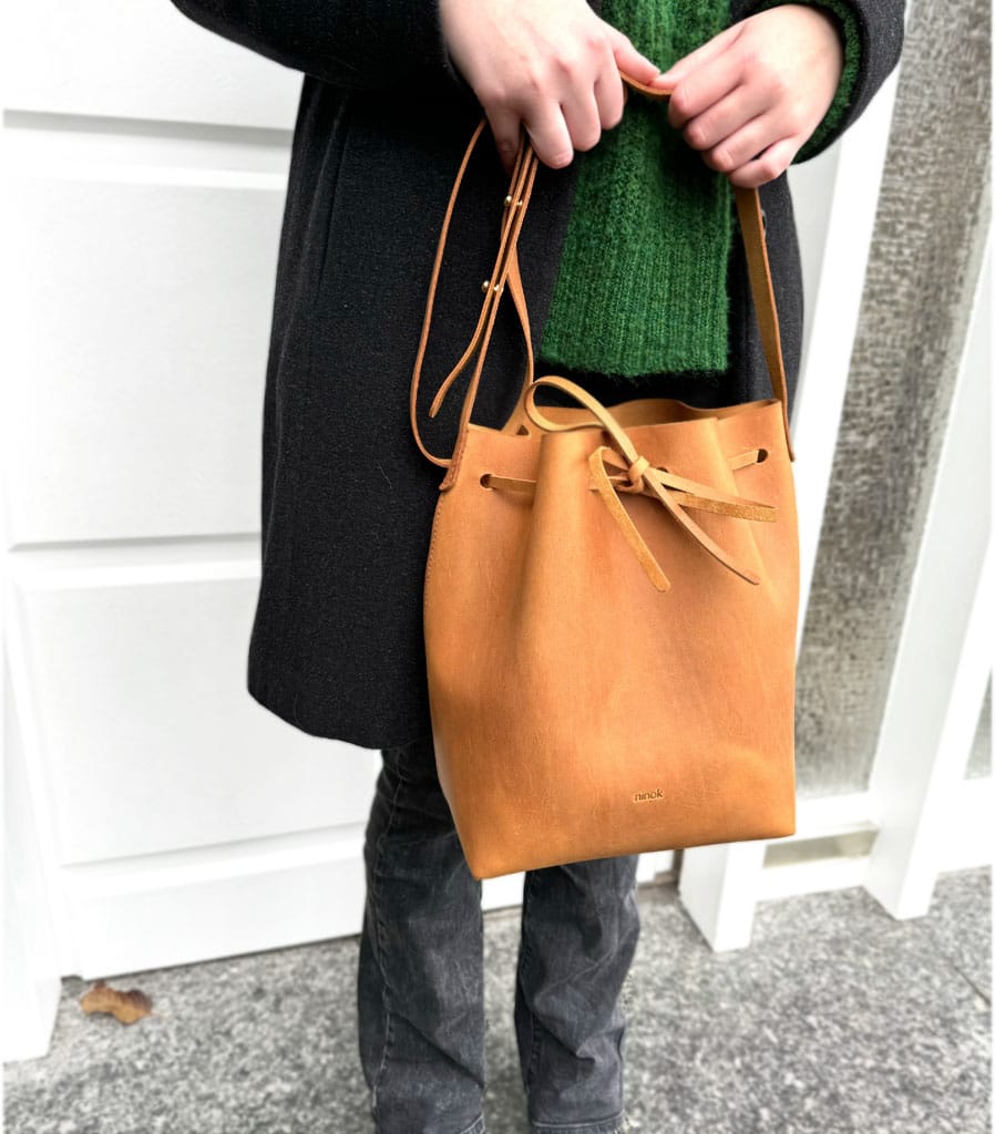 Bucket bag Leder Beuteltasche cognac braun große Beuteltasche mit Zug 29x22x13cm. Beliebte Damentasche für jeden Tag, robust, minimalistisch und schick. Praktische Größe und verstellbarer Schulterriemen. Handgenähte cognacfarbene Umhängetasche. Optional mit einem Schlüsselband. Auf Wunsch personalisieren wir diese Tasche mit Initialen oder Namen.