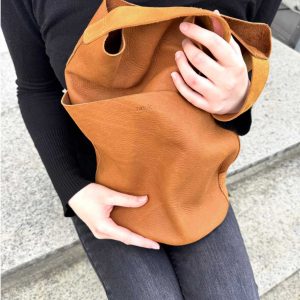 Eimertasche aus weichem Leder in cognac-braun, Beuteltasche Bucket bag mit rundem Boden Durchmesser ca. 21cm. Taschenhöhe 38cm, Außenfach 24cm hoch, Henkel 68cm. Optionen ohne Verschluss oder mit Druckknöpfen. Innen ein Schlüsselband mit Karabiner.