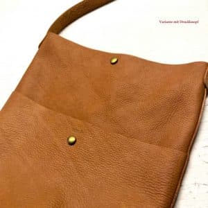 Eimertasche aus weichem Leder in cognac-braun, Beuteltasche Bucket bag mit rundem Boden Durchmesser ca. 21cm. Taschenhöhe 38cm, Außenfach 24cm hoch, Henkel 68cm. Optionen ohne Verschluss oder mit Druckknöpfen. Innen ein Schlüsselband mit Karabiner.