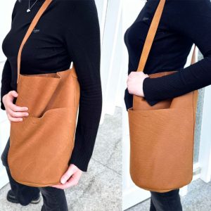 Eimertasche aus weichem Leder in cognac-braun, Beuteltasche Bucket bag mit rundem Boden Durchmesser ca. 21cm. Taschenhöhe 38cm, Außenfach 24cm hoch, Henkel 68cm. Optionen ohne Verschluss oder mit Druckknöpfen. Innen ein Schlüsselband mit Karabiner. Schultertasche.