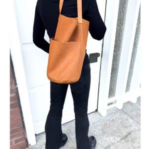 Eimertasche aus weichem Leder in cognac-braun, Beuteltasche Bucket bag mit rundem Boden Durchmesser ca. 21cm. Taschenhöhe 38cm, Außenfach 24cm hoch, Henkel 68cm. Optionen ohne Verschluss oder mit Druckknöpfen. Innen ein Schlüsselband mit Karabiner. Schultertasche lässig, praktisch, minimalistisch.