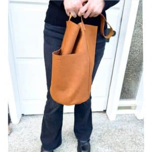 Eimertasche aus weichem Leder in cognac-braun, Beuteltasche Bucket bag mit rundem Boden Durchmesser ca. 21cm. Taschenhöhe 38cm, Außenfach 24cm hoch, Henkel 68cm. Optionen ohne Verschluss oder mit Druckknöpfen. Innen ein Schlüsselband mit Karabiner. Schultertasche.