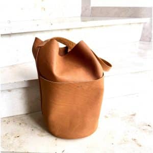 Eimertasche aus weichem Leder in cognac-braun, Beuteltasche Bucket bag mit rundem Boden Durchmesser ca. 21cm. Taschenhöhe 38cm, Außenfach 24cm hoch, Henkel 68cm. Optionen ohne Verschluss oder mit Druckknöpfen. Innen ein Schlüsselband mit Karabiner. Schultertasche.