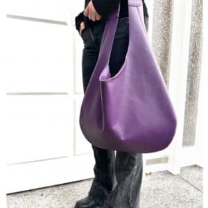 Schultertasche lila flieder Leder Hobo Bag violett. Hell und dunkel. Große Ledertasche mit Henkel und Innenfach. Mit Verschluss deiner Wahl: ohne, Magnet oder Reißverschluss. Handgefertigt in Deutschland.