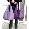 Schultertasche lila flieder Leder Hobo Bag violett. Hell und dunkel. Große Ledertasche mit Henkel und Innenfach. Handgefertigt in Deutschland.