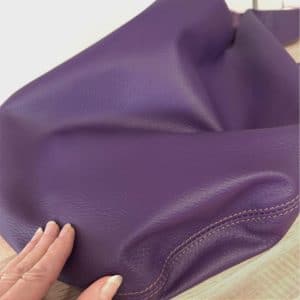 Schultertasche lila flieder Leder Hobo Bag violett. Hell und dunkel. Große Ledertasche mit Henkel und Innenfach. Mit Verschluss deiner Wahl: ohne, Magnet oder Reißverschluss. Handgefertigt in Deutschland.