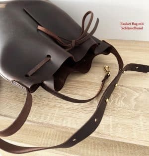 Bucket bag Leder crossbody braune große Beuteltasche mit Zug. Beliebte Damentasche für jeden Tag, robust, minimalistisch und schick. Praktische Größe und verstellbarer Schulterriemen. Handgenähte dunkelbraune Umhängetasche. Eine gute Geschenkidee für Damen. Auf Wunsch personalisieren wir diese Tasche mit Initialen oder Namen. Mit Schlüsselband und Karabiner.