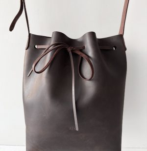 Bucket bag Leder crossbody braune große Beuteltasche mit Zug. Beliebte Damentasche für jeden Tag, robust, minimalistisch und schick. Praktische Größe und verstellbarer Schulterriemen. Handgenähte dunkelbraune Umhängetasche. Eine gute Geschenkidee für Damen. Auf Wunsch personalisiert atelier ninok diese Tasche mit Initialen oder Namen.