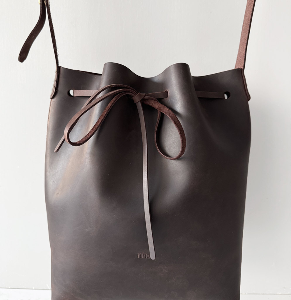 Bucket bag Leder crossbody braune große Beuteltasche mit Zug. Beliebte Damentasche für jeden Tag, robust, minimalistisch und schick. Praktische Größe und verstellbarer Schulterriemen. Handgenähte dunkelbraune Umhängetasche. Eine gute Geschenkidee für Damen. Auf Wunsch personalisiert atelier ninok diese Tasche mit Initialen oder Namen.