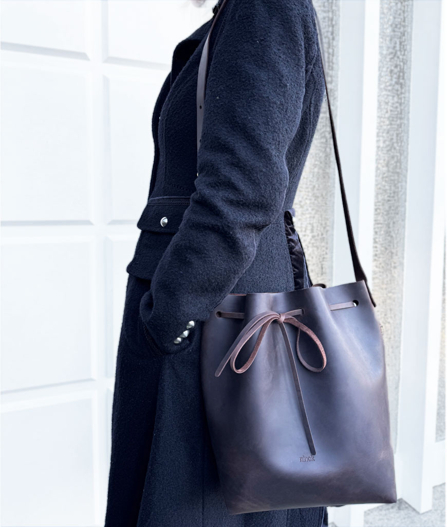 Bucket bag Leder crossbody braune große Beuteltasche mit Zug. Beliebte Damentasche für jeden Tag, robust, minimalistisch und schick. Praktische Größe und verstellbarer Schulterriemen. Handgenähte dunkelbraune Umhängetasche. Eine gute Geschenkidee für Damen. Auf Wunsch personalisieren wir diese Tasche mit Initialen oder Namen.