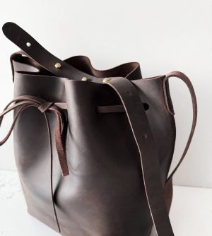 Bucket bag Leder crossbody braune große Beuteltasche mit Zug. Beliebte Damentasche für jeden Tag, robust, minimalistisch und schick. Praktische Größe und verstellbarer Schulterriemen. Handgenähte dunkelbraune Umhängetasche. Auf Wunsch personalisieren wir diese Tasche mit Initialen oder Namen. Optional mit einem Schlüsselband.