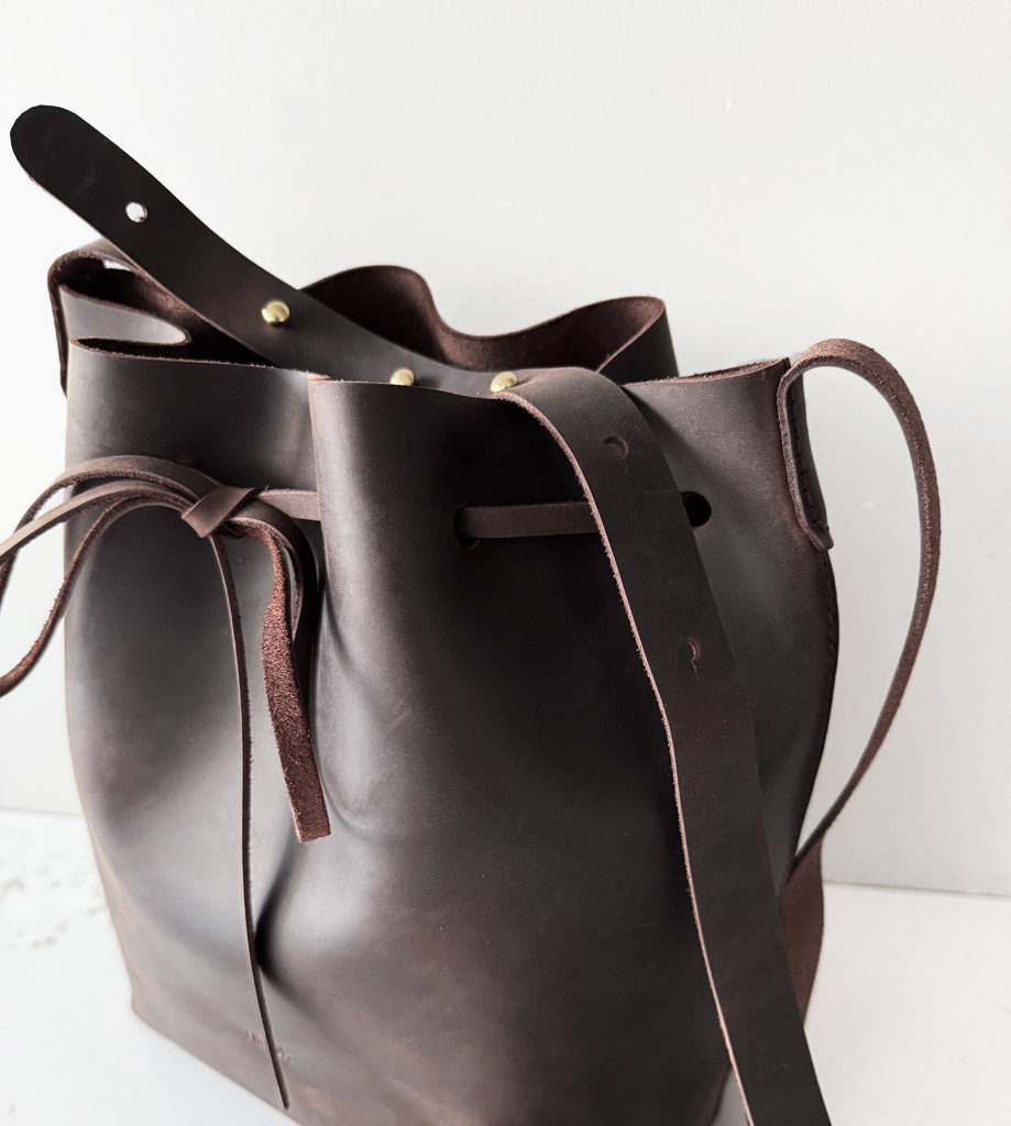 Bucket bag Leder crossbody braune große Beuteltasche mit Zug. Beliebte Damentasche für jeden Tag, robust, minimalistisch und schick. Praktische Größe und verstellbarer Schulterriemen. Handgenähte dunkelbraune Umhängetasche. Auf Wunsch personalisieren wir diese Tasche mit Initialen oder Namen. Optional mit einem Schlüsselband.