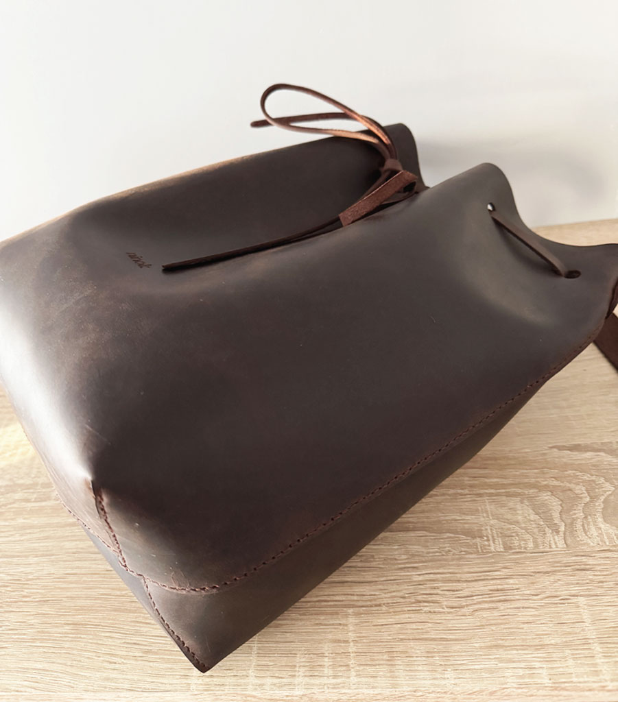 Bucket bag Leder crossbody braune große Beuteltasche mit Zug. Beliebte Damentasche für jeden Tag, robust, minimalistisch und schick. Praktische Größe und verstellbarer Schulterriemen. Handgenähte dunkelbraune Umhängetasche. Eine gute Geschenkidee für Damen. Auf Wunsch personalisieren wir diese Tasche mit Initialen oder Namen. Optional mit Schlüsselband.