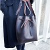 Bucket bag Leder crossbody braune große Beuteltasche mit Zug. Beliebte Damentasche für jeden Tag, robust, minimalistisch und schick. Praktische Größe und verstellbarer Schulterriemen. Handgenähte dunkelbraune Umhängetasche. Auf Wunsch personalisieren wir diese Tasche mit Initialen oder Namen. Optional mit einem Schlüsselband.