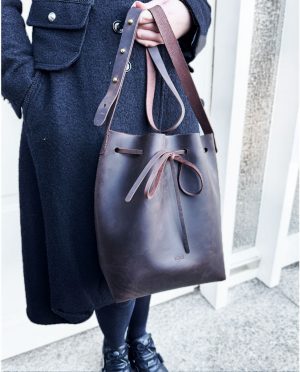 Bucket bag Leder crossbody braune große Beuteltasche mit Zug. Beliebte Damentasche für jeden Tag, robust, minimalistisch und schick. Praktische Größe und verstellbarer Schulterriemen. Handgenähte dunkelbraune Umhängetasche. Auf Wunsch personalisieren wir diese Tasche mit Initialen oder Namen. Optional mit einem Schlüsselband.