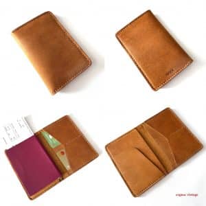 Reisepasshülle aus Leder. Cognac braun vintage Passhülle Ticket und Kartenetui mit vielen Einschüben. Handgenäht aus robustem Pull-Up Rindsleder. Polierte Kanten. Personalisierung mit Namen oder Initialen möglich.