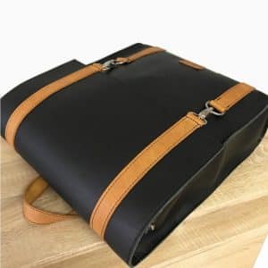 Lederrucksack schwarz gross für Herren und Damen. Minimalistisches Design. Handgefertigt und minimalistisch gestaltet. Mit cocnac farbenen Elemente. Auf Wunsch ton-in-ton möglich und Personalisierung/Prägung. Praktischer Begleiter auf Reisen, zur Arbeit, zum Sport, eine gute Geschenkidee für alle.