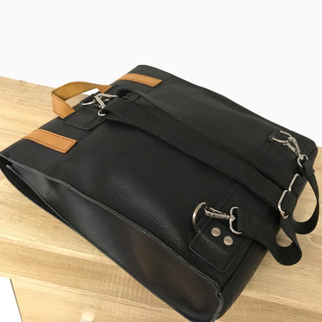 Lederrucksack schwarz gross für Herren und Damen. Minimalistisches Design. Handgefertigt und minimalistisch gestaltet. Mit cocnac farbenen Elemente. Auf Wunsch ton-in-ton möglich und Personalisierung/Prägung. Praktischer Begleiter auf Reisen, zur Arbeit, zum Sport, eine gute Geschenkidee für alle.