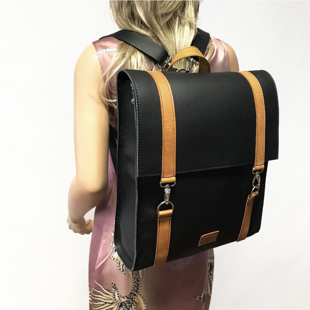 Lederrucksack schwarz gross für Herren und Damen. Minimalistisches Design. Handgefertigt und minimalistisch gestaltet. Mit cocnac farbenen Elemente. Auf Wunsch ton-in-ton möglich und Personalisierung/Prägung. Praktischer Begleiter auf Reisen, zur Arbeit, zum Sport, eine gute Geschenkidee für alle.