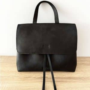 Ledertasche mit Deckel Klappe schwarz vintage optik. Handtasche mit Griff und praktisch mit Crossbody Riemen zum Umhängen. Mittelgroße, handgenähte, robuste Damen Umhängetasche mit Klappe und Innenfach. Tasche mit Zugband-Verschluss.