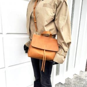 Ledertasche mit Deckel Klappe cognac vintage optik. Handtasche mit Griff und praktisch mit Crossbody Riemen zum Umhängen. Mittelgroße, handgenähte, robuste Damen Umhängetasche mit Klappe und Innenfach. Tasche mit Zugband-Verschluss.
