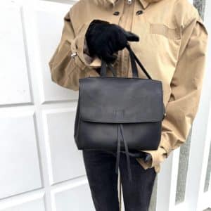 Ledertasche mit Deckel Klappe schwarz vintage optik. Handtasche mit Griff und praktisch mit Crossbody Riemen zum Umhängen. Mittelgroße, handgenähte, robuste Damen Umhängetasche mit Klappe und Innenfach. Tasche mit Zugband-Verschluss.