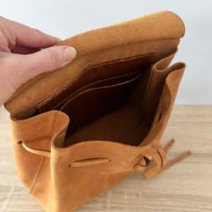 Ledertasche mit Deckel Klappe cognac vintage optik. Handtasche mit Griff und praktisch mit Crossbody Riemen zum Umhängen. Mittelgroße, handgenähte, robuste Damen Umhängetasche mit Klappe und Innenfach. Tasche mit Zugband-Verschluss.