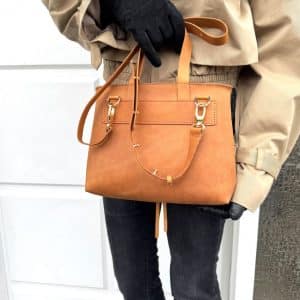 Ledertasche mit Deckel Klappe cognac-braun vintage optik. Handtasche mit Griff und praktisch mit abnehmbarem Crossbody Riemen zum Umhängen. Mittelgroße, handgenähte, robuste Damen Umhängetasche mit Klappe und Innenfach. Tasche mit Zugband-Verschluss.