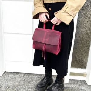 Ledertasche mit Klappe lila vintage bordeaux/magenta als Umhängetasche und Handtasche mit Henkel. Mittelgroße praktische Damentasche mit Zugband wie Bucket Bag. Handgenähte Ledertasche mit einem Innenfach und abnehmbarem crossbody Riemen.